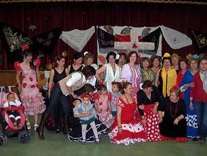 Mujeres ante la Cruz en Peñuelas el 3 de mayo 2011